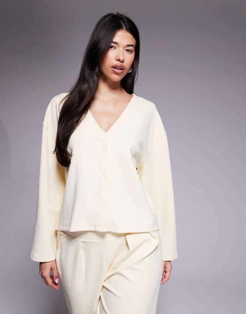 ASOS DESIGN - Langärmlige Interlock-Strickjacke in Cremeweiß mit kurzem Schnitt und V-Ausschnitt, Kombiteil von ASOS DESIGN