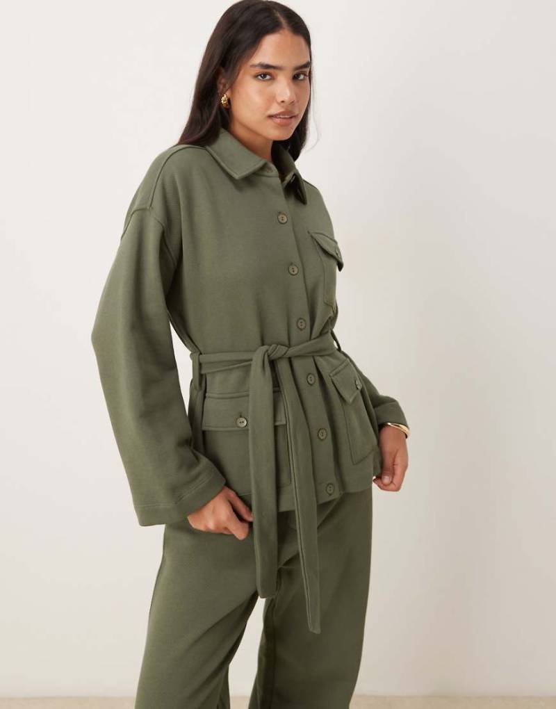 ASOS DESIGN - Langärmlige Jacke aus Twill in Khaki mit Bindedetail vorne und Knöpfen, Kombiteil-Grün von ASOS DESIGN