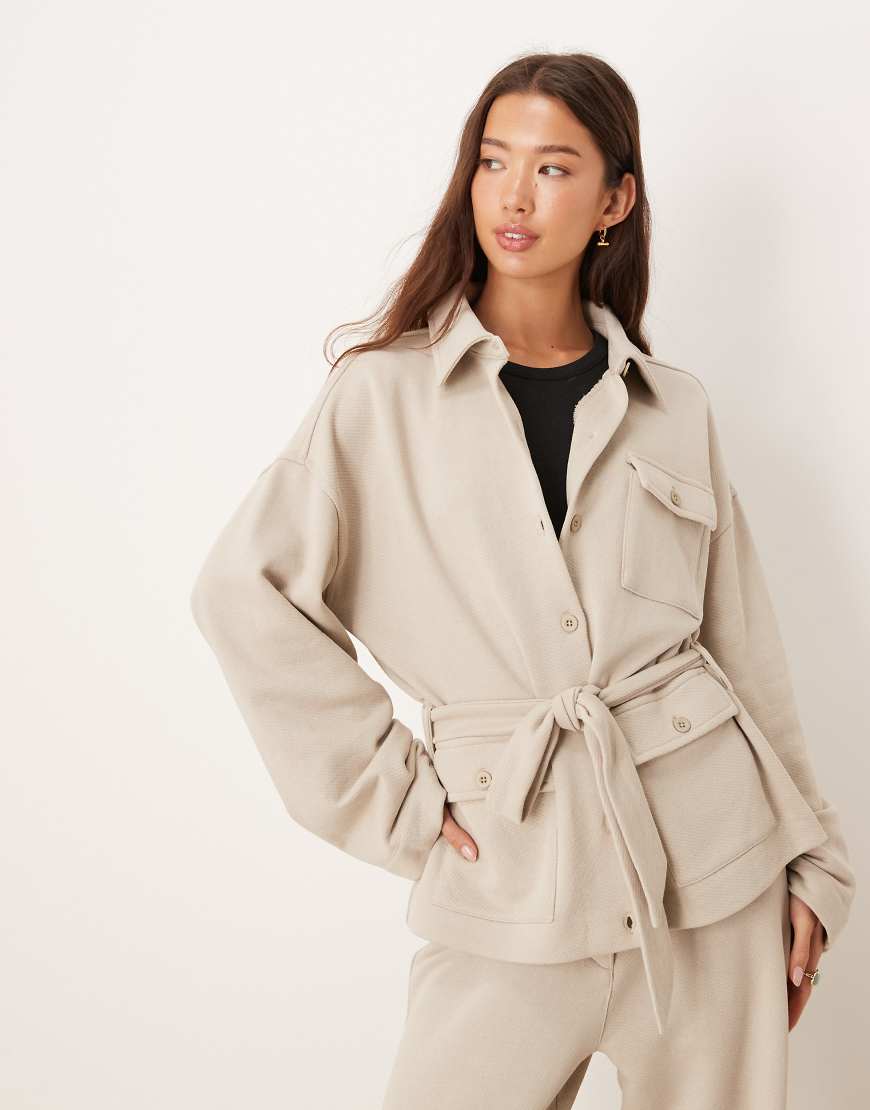 ASOS DESIGN - Langärmlige Jacke aus Twill in Steinbeige mit Bindedetail vorne und Knöpfen, Kombiteil-Neutral von ASOS DESIGN
