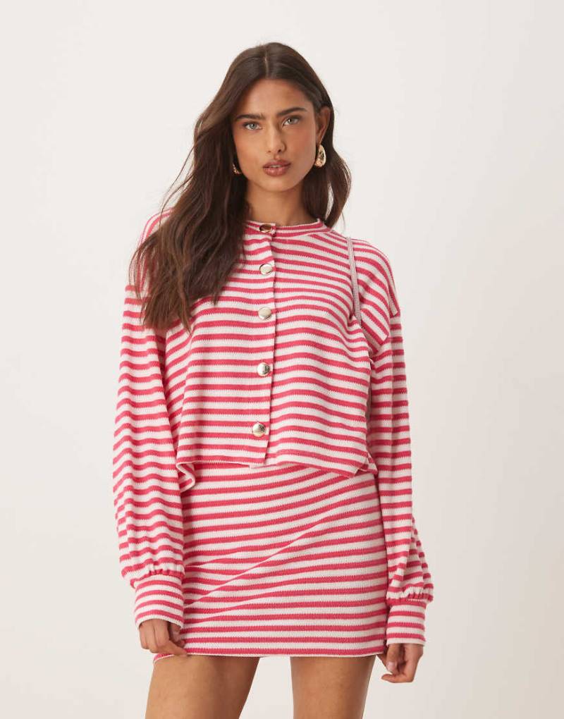 ASOS DESIGN - Langärmlige Strickjacke in dunkelrosa gestreift, Kombiteil-Bunt von ASOS DESIGN