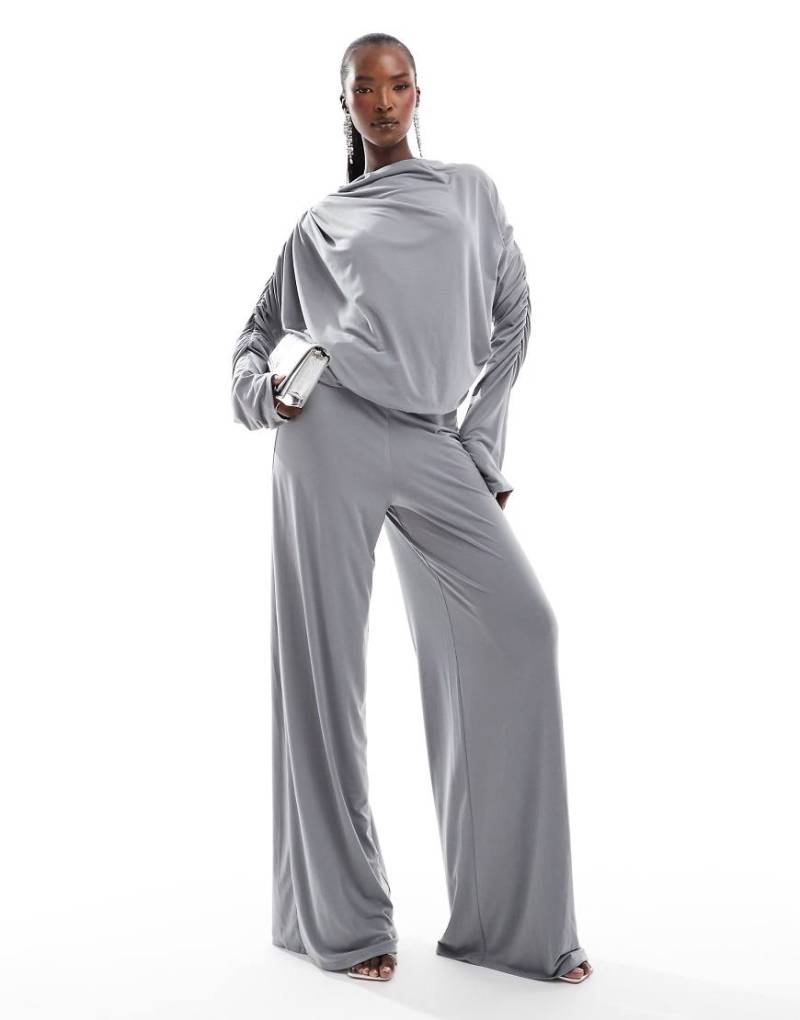 ASOS DESIGN - Langärmliger, geraffter Jumpsuit in Grau mit weitem Bein von ASOS DESIGN