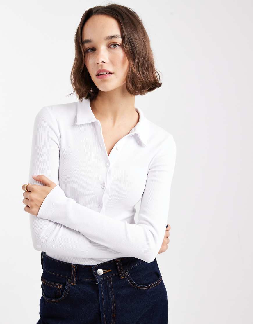 ASOS DESIGN - Langärmliger, gerippter Body in Weiß mit Kragen von ASOS DESIGN