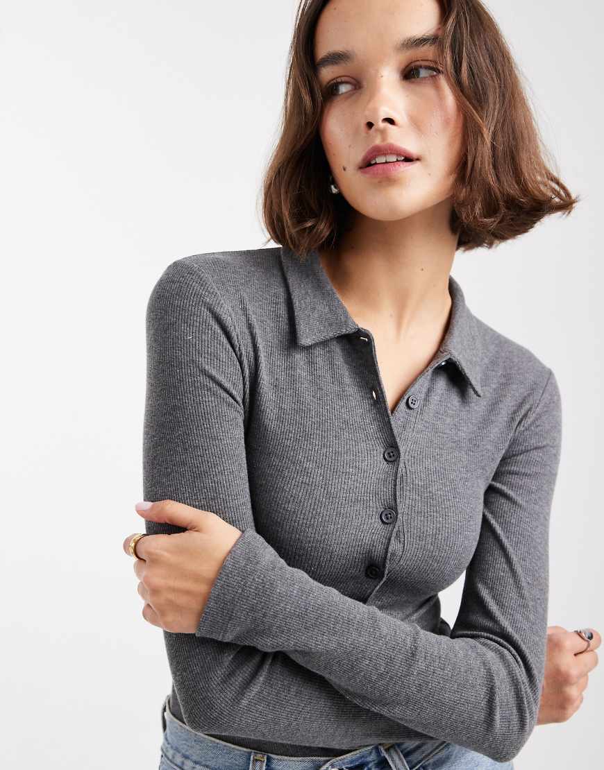 ASOS DESIGN - Langärmliger, gerippter Body in meliertem Grau mit Kragen von ASOS DESIGN