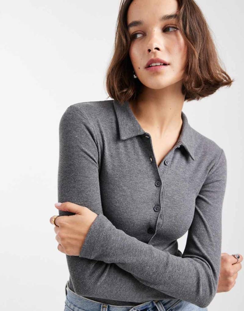 ASOS DESIGN - Langärmliger, gerippter Body in meliertem Grau mit Kragen von ASOS DESIGN
