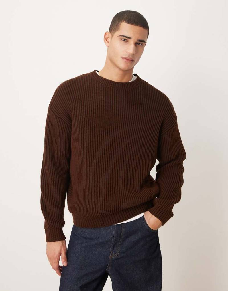 ASOS DESIGN - Langärmliger, gerippter Relaxed-Fit-Strickpullover in Braun mit Rundhalsausschnitt-Brown von ASOS DESIGN