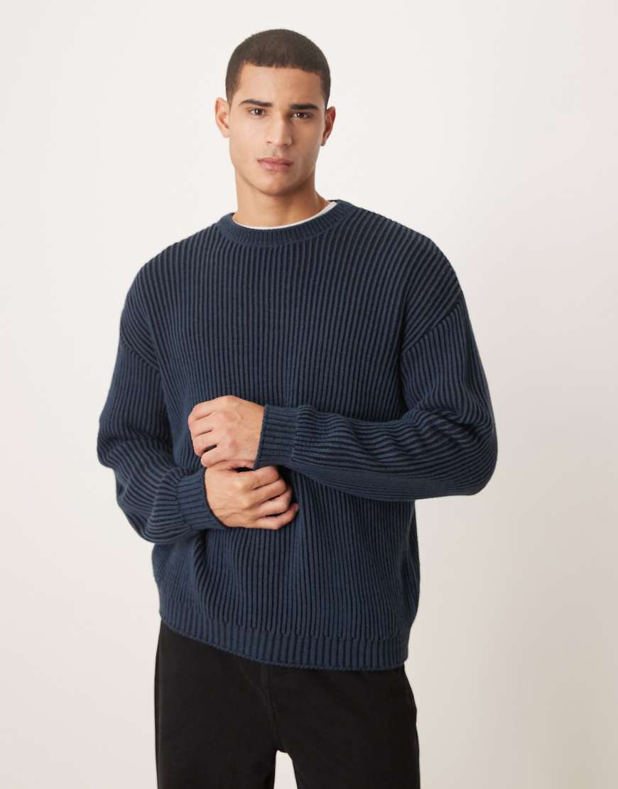 ASOS DESIGN - Langärmliger, gerippter Relaxed-Fit-Strickpullover in Marineblau mit Rundhalsausschnitt von ASOS DESIGN
