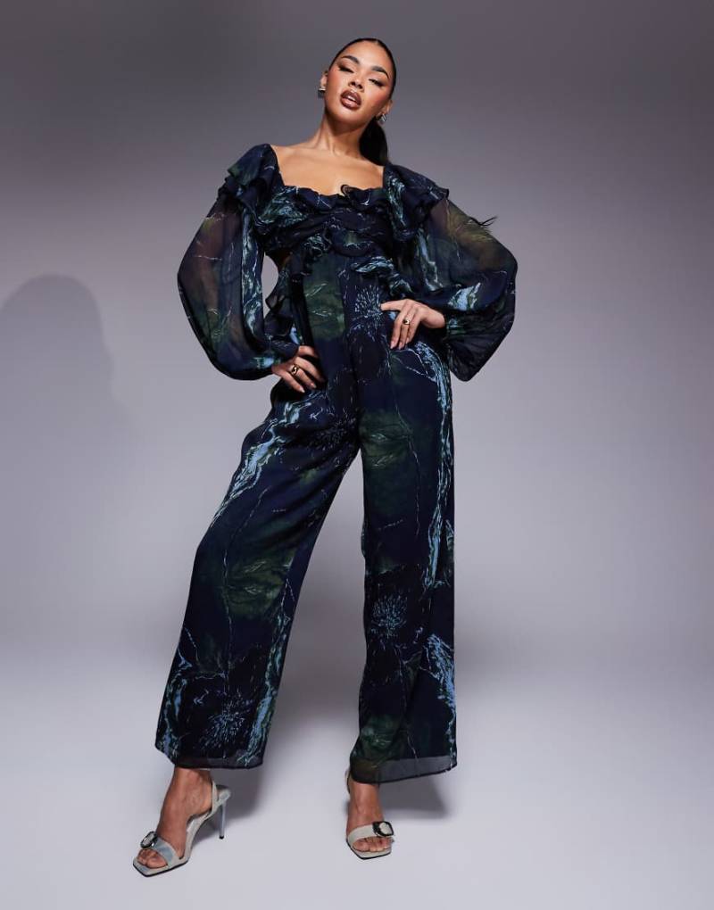 ASOS DESIGN - Langärmliger, schulterfreier Jumpsuit mit Rüschen und verschwommenem Blumenprint-Bunt von ASOS DESIGN
