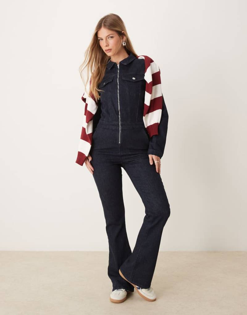 ASOS DESIGN - Langärmliger Denim-Jumpsuit in Indigoblau von ASOS DESIGN
