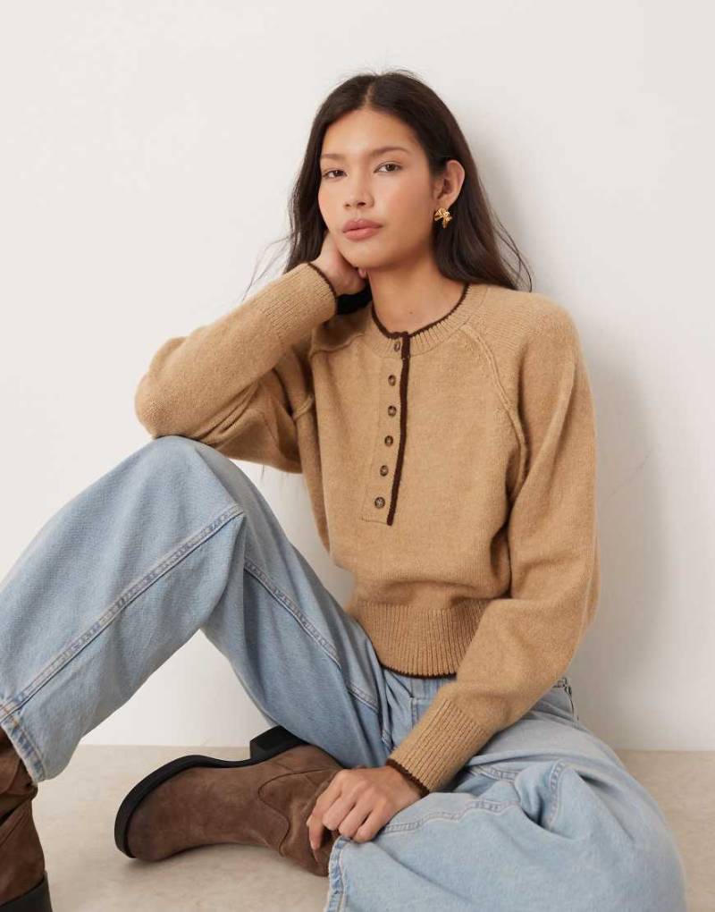 ASOS DESIGN - Langärmliger Henley-Strickpullover in Beige mit Kontrastkante-Neutral von ASOS DESIGN