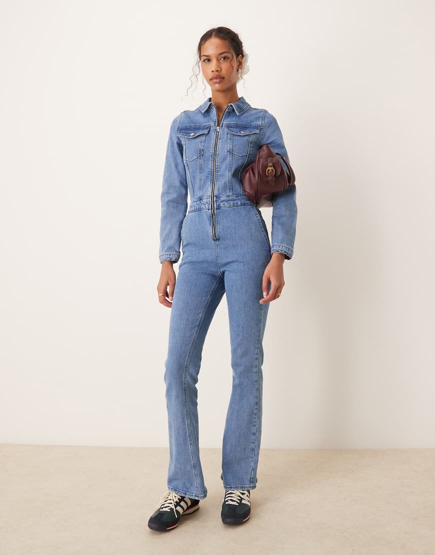 ASOS DESIGN - Langärmliger Jeans-Jumpsuit in Mittelblau von ASOS DESIGN