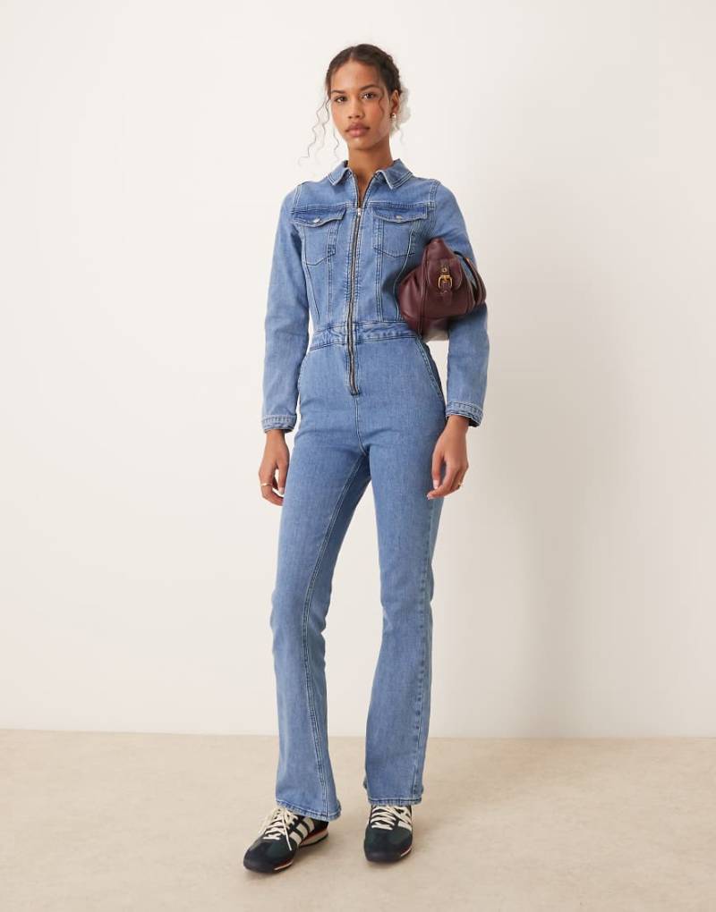 ASOS DESIGN - Langärmliger Jeans-Jumpsuit in Mittelblau von ASOS DESIGN