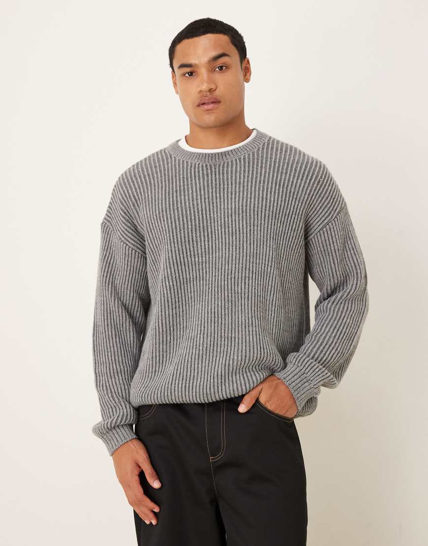 ASOS DESIGN - Langärmliger Relaxed-Fit-Strickpullover in gestreiftem Anthrazit mit Rundhalsausschnitt-Grau ASOS DESIGN - Langärmliger Relaxed-Fit-Strickpullover in gestreiftem Anthrazit mit Rundhalsausschnitt-Grau von ASOS DESIGN