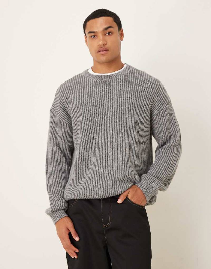 ASOS DESIGN - Langärmliger Relaxed-Fit-Strickpullover in gestreiftem Anthrazit mit Rundhalsausschnitt-Grau von ASOS DESIGN