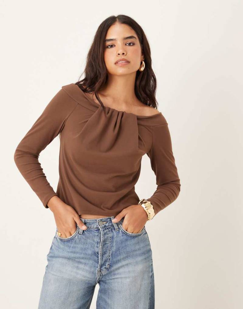 ASOS DESIGN - Langärmliges, angerautes Oberteil in Schokobraun mit feinem Rippenmuster und weitem Ausschnitt-Brown von ASOS DESIGN