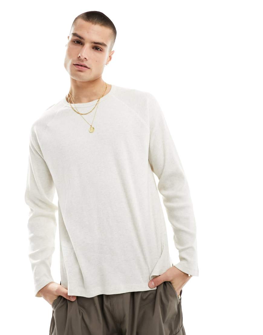ASOS DESIGN - Langärmliges, angerautes Shirt in meliertem, geripptem Grau mit lockerem Schnitt von ASOS DESIGN