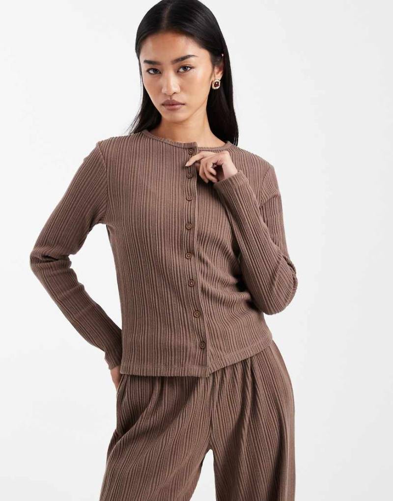 ASOS DESIGN - Langärmliges, angerautes und geripptes Oberteil in Schokobraun mit Knopfleiste, Kombiteil-Brown von ASOS DESIGN