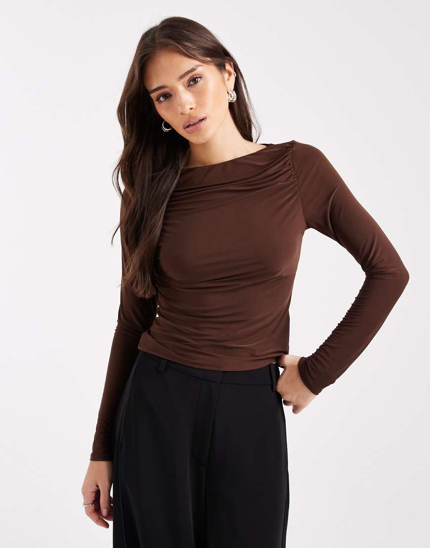 ASOS DESIGN - Langärmliges, anschmiegsames Oberteil in Schokobraun mit gerafftem U-Boot-Ausschnitt-Brown von ASOS DESIGN