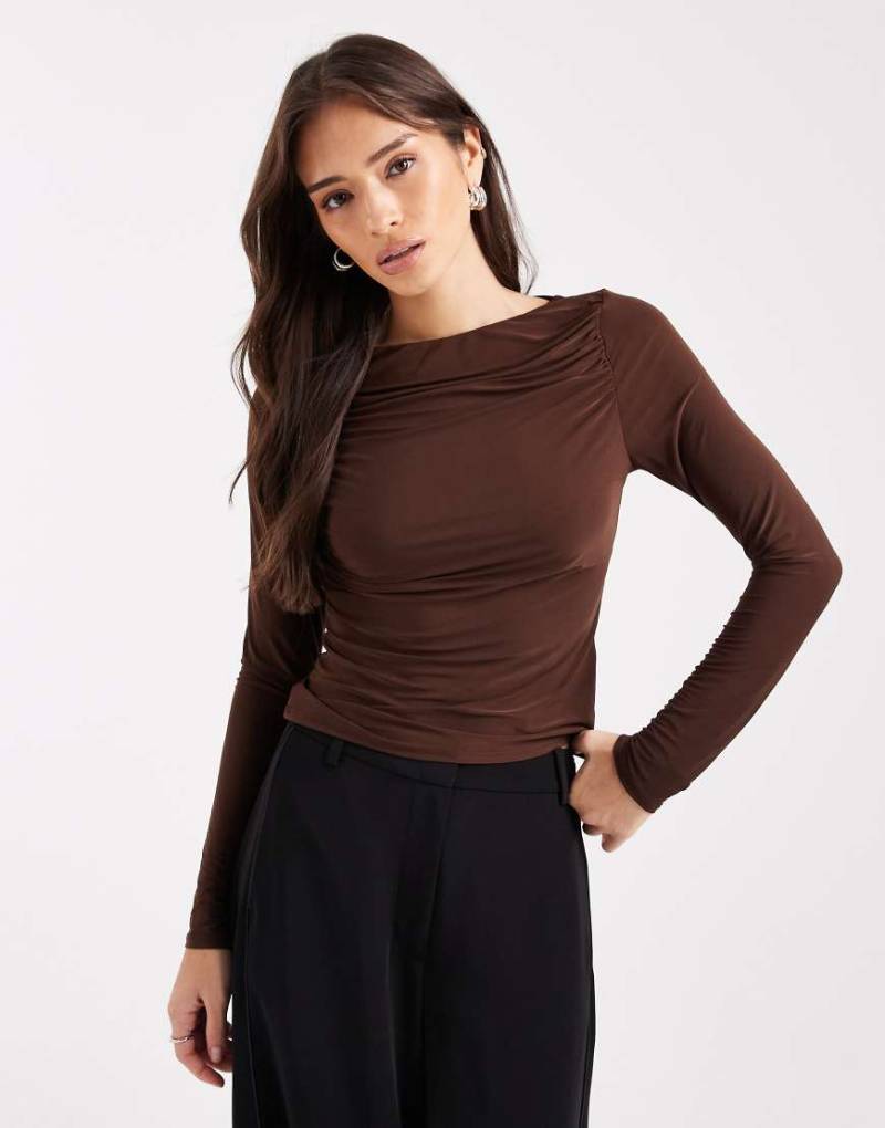 ASOS DESIGN - Langärmliges, anschmiegsames Oberteil in Schokobraun mit gerafftem U-Boot-Ausschnitt-Brown von ASOS DESIGN