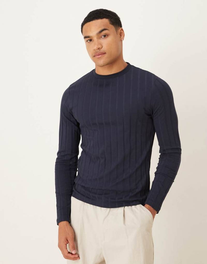 ASOS DESIGN - Langärmliges, breit geripptes T-Shirt in Marineblau mit schmaler Passform von ASOS DESIGN