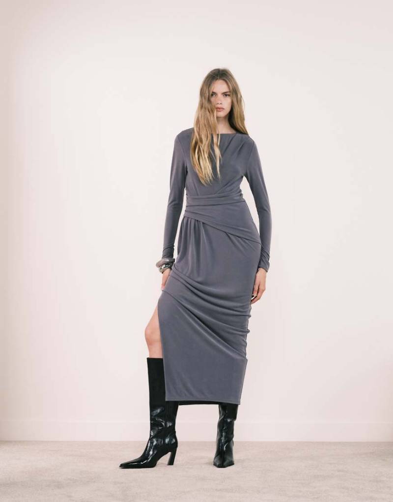 ASOS DESIGN - Langärmliges, drapiertes Maxikleid in Anthrazit aus Modal-Grau von ASOS DESIGN