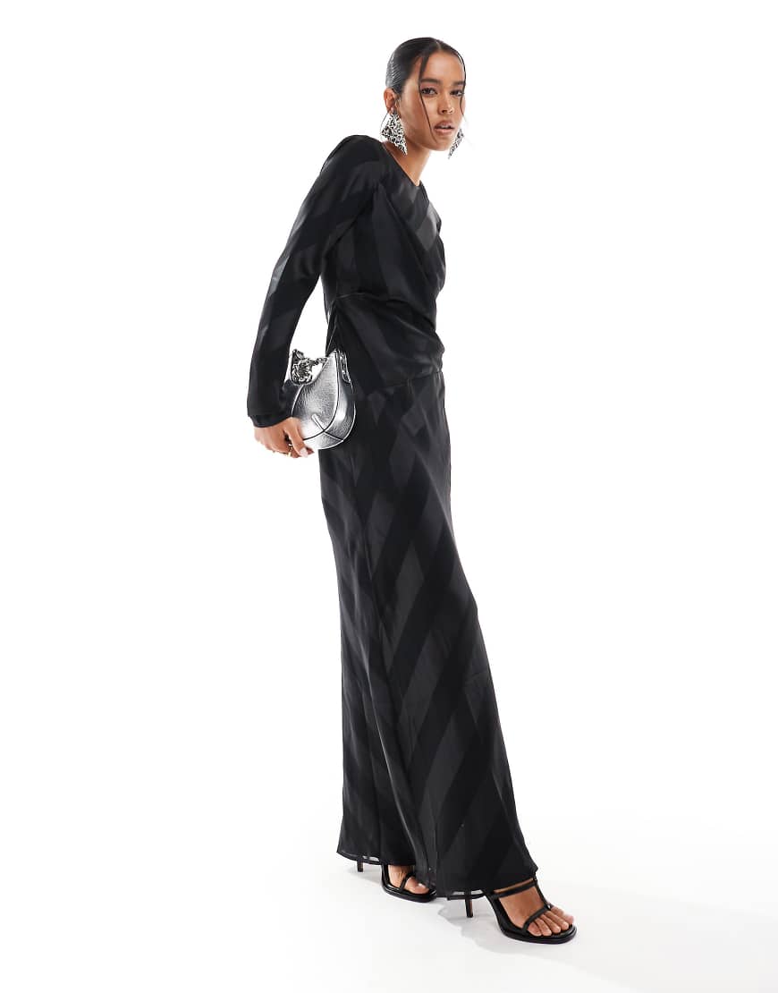 ASOS DESIGN - Langärmliges, drapiertes Maxikleid in gestreiftem Schwarz ASOS DESIGN - Langärmliges, drapiertes Maxikleid in gestreiftem Schwarz von ASOS DESIGN