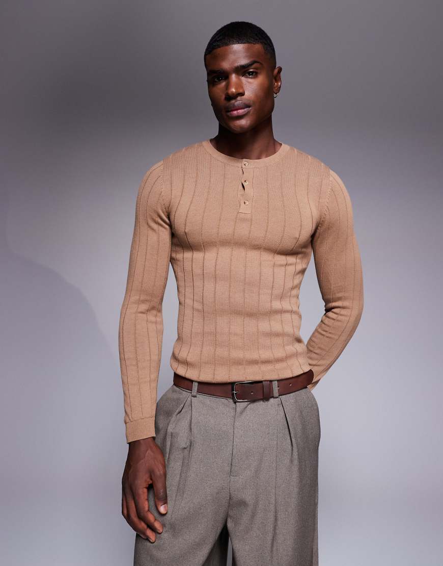 ASOS DESIGN - Langärmliges, figurbetontes Henley-T-Shirt aus Rippstrick in Hellbraun-Brown ASOS DESIGN - Langärmliges, figurbetontes Henley-T-Shirt aus Rippstrick in Hellbraun-Brown von ASOS DESIGN