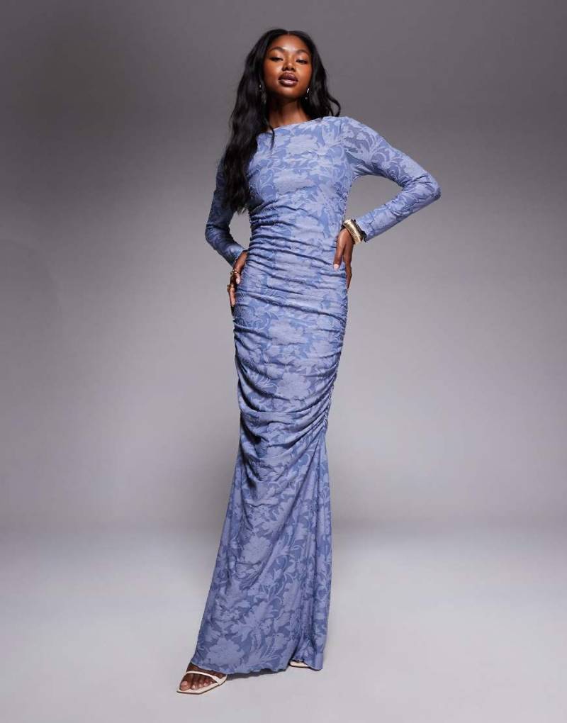 ASOS DESIGN - Langärmliges, gerafftes Maxikleid in kräftigem Blau mit Ausbrennermuster von ASOS DESIGN