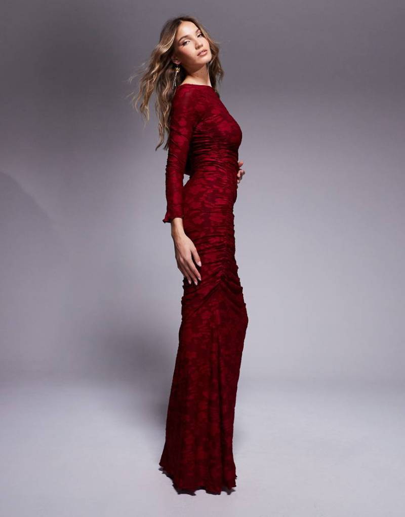 ASOS DESIGN - Langärmliges, gerafftes Maxikleid in Weinrot mit Devoré-Optik von ASOS DESIGN