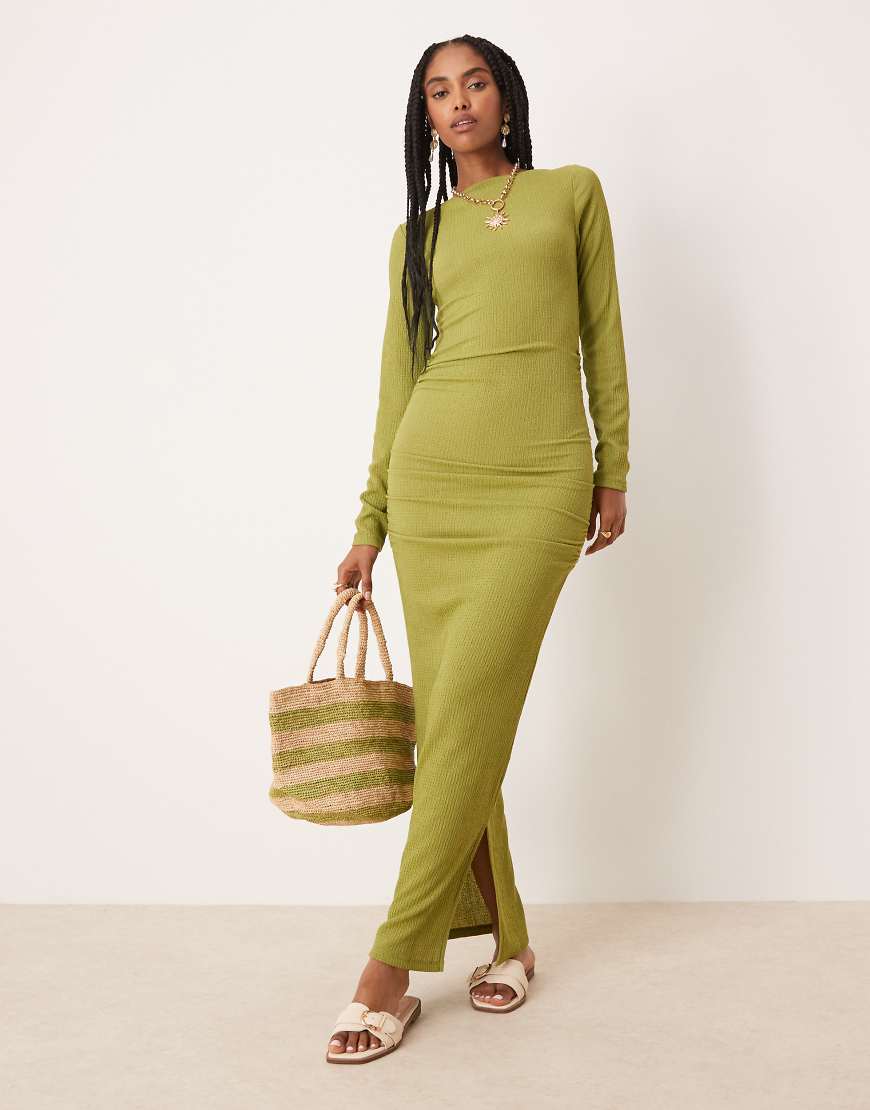 ASOS DESIGN - Langärmliges, gerafftes Midikleid in strukturiertem Olivgrün mit U-Boot-Ausschnitt von ASOS DESIGN