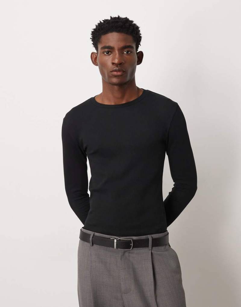 ASOS DESIGN - Langärmliges, geripptes Basic-T-Shirt in Schwarz mit körperbetontem Schnitt von ASOS DESIGN