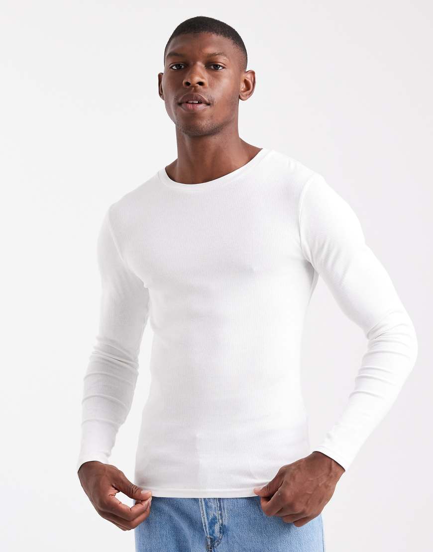 ASOS DESIGN - Langärmliges, geripptes Basic-T-Shirt in Weiß mit körperbetontem Schnitt von ASOS DESIGN