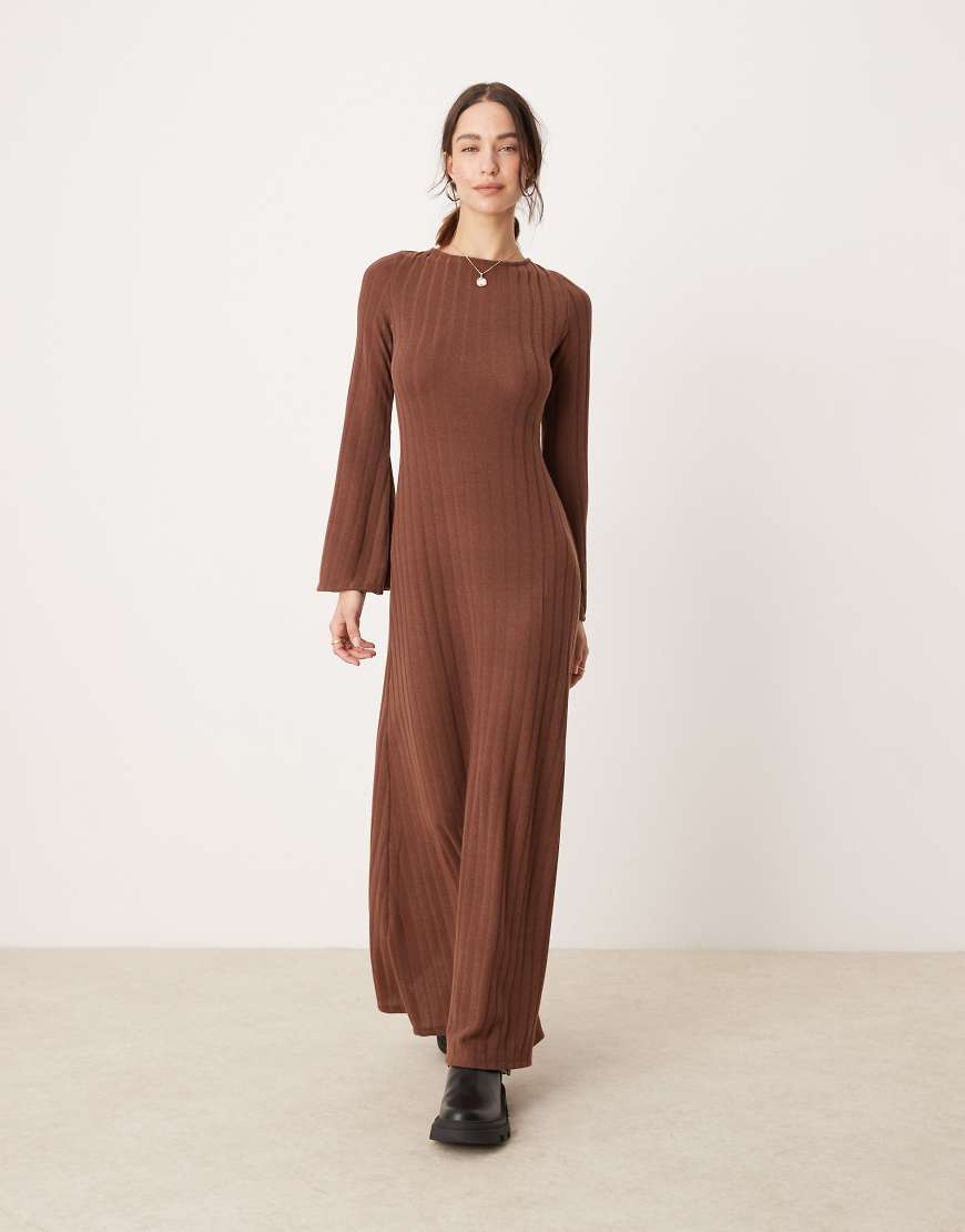 ASOS DESIGN - Langärmliges, geripptes Maxikleid in Braun mit Rückenausschnitt ASOS DESIGN - Langärmliges, geripptes Maxikleid in Braun mit Rückenausschnitt von ASOS DESIGN