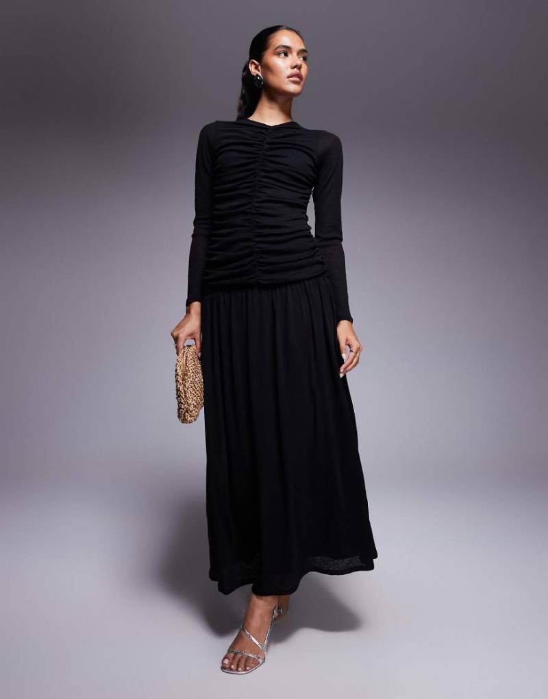ASOS DESIGN - Langärmliges, geripptes Maxikleid in Schwarz mit geraffter Vorderseite von ASOS DESIGN