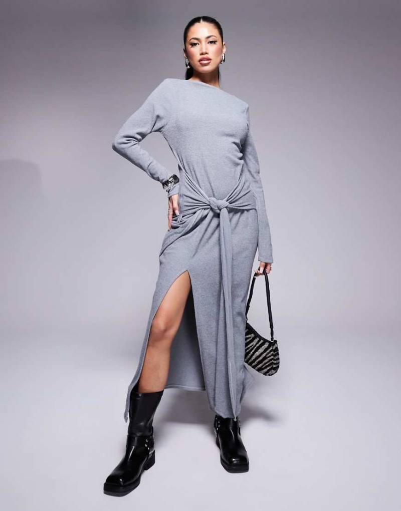 ASOS DESIGN - Langärmliges, geripptes Midikleid in Grau mit U-Boot-Ausschnitt und Twist-Detail vorn von ASOS DESIGN