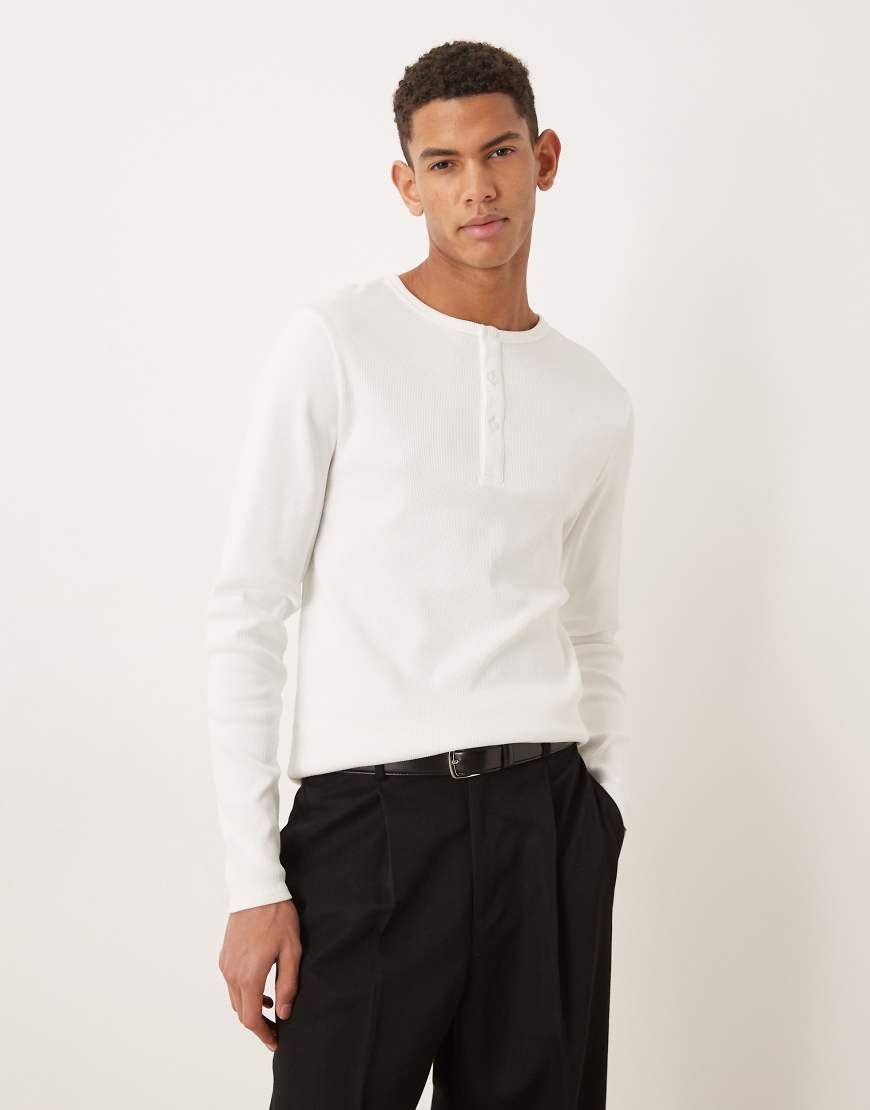 ASOS DESIGN - Langärmliges, geripptes Muskelshirt aus superschwerem Stoff in Weiß mit Henley-Ausschnitt von ASOS DESIGN