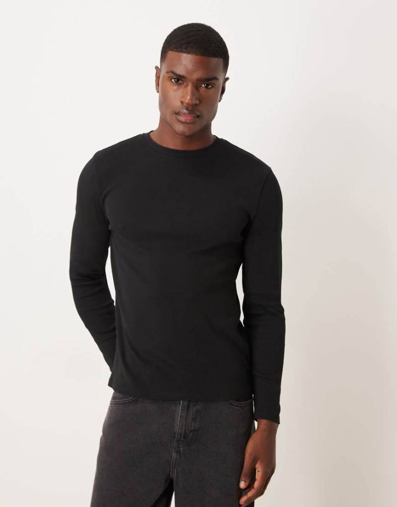 ASOS DESIGN - Langärmliges, geripptes Slim-Fit-Shirt in Schwarz von ASOS DESIGN