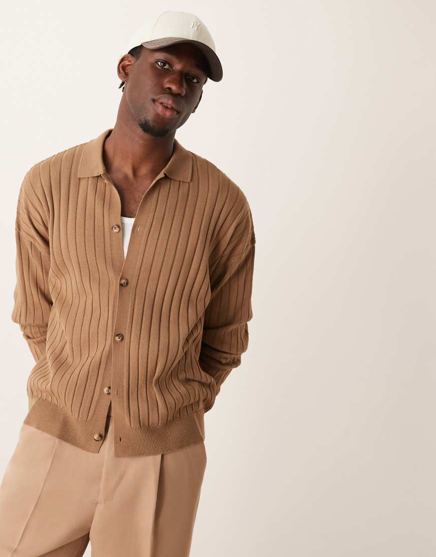 ASOS DESIGN - Langärmliges, geripptes Strick-Polohemd in Beige mit Knopfleiste und lockerem, kastigem Schnitt-Neutral von ASOS DESIGN