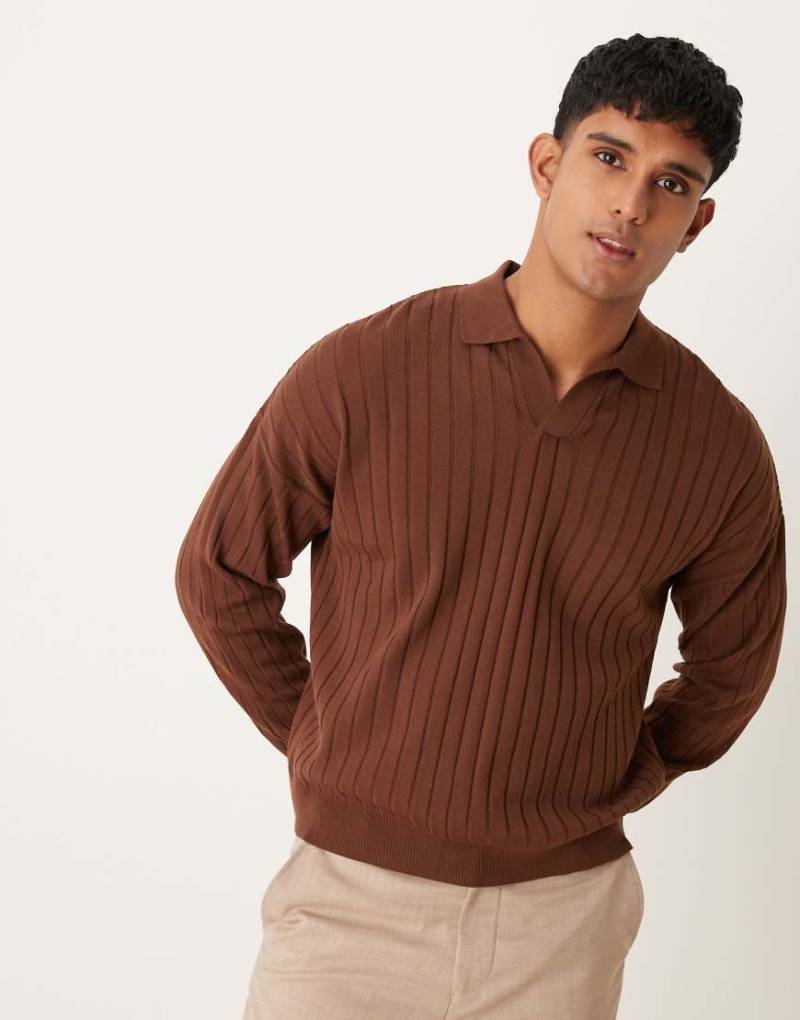 ASOS DESIGN - Langärmliges, geripptes Strick-Polohemd in Braun mit eingekerbtem Ausschnitt und lockerem Schnitt von ASOS DESIGN