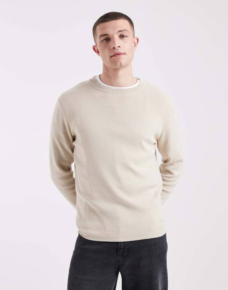 ASOS DESIGN - Langärmliges, geripptes Strick-T-Shirt aus Baumwollmix in Steinbeige-Weiß von ASOS DESIGN