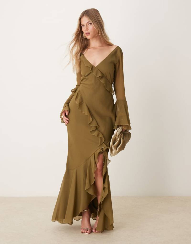 ASOS DESIGN - Langärmliges, gerüschtes Maxikleid in Khakigrün mit V-Ausschnitt und Rückenausschnitt von ASOS DESIGN