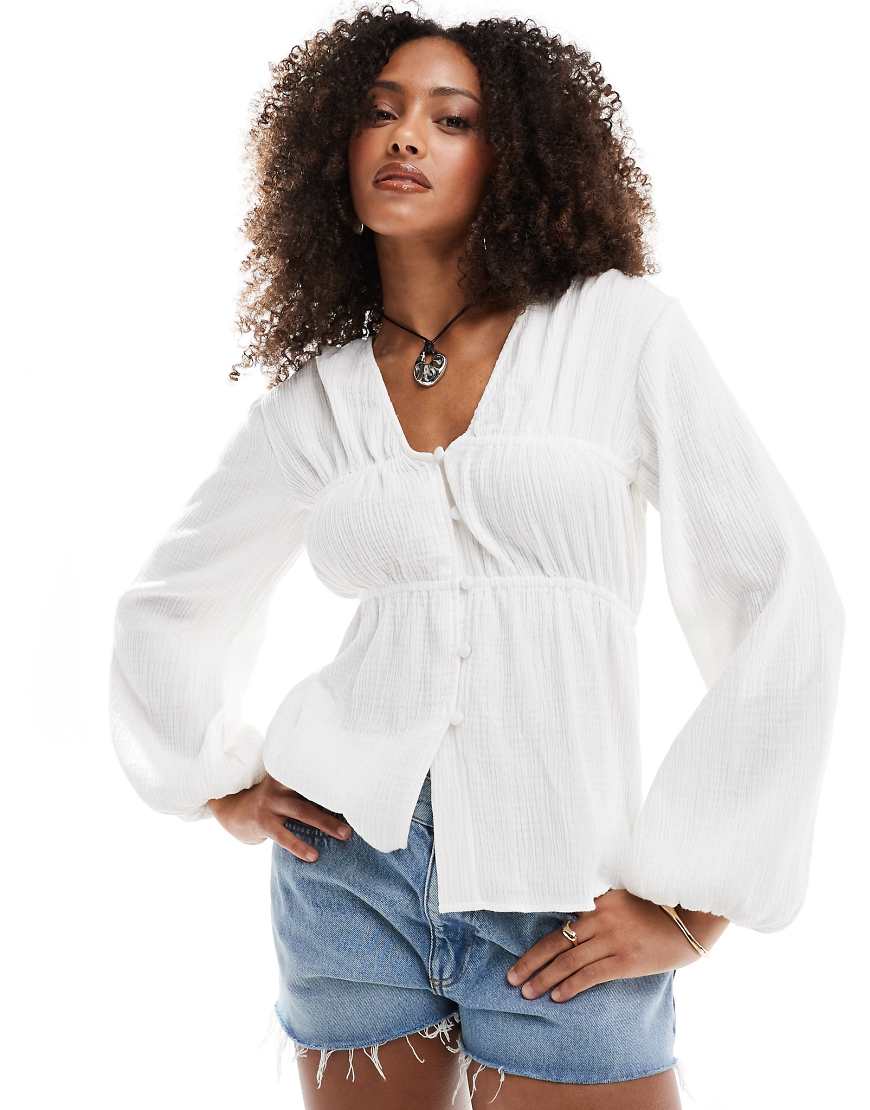ASOS DESIGN - Langärmliges, gesmoktes Oberteil in Weiß mit Knöpfen vorne von ASOS DESIGN