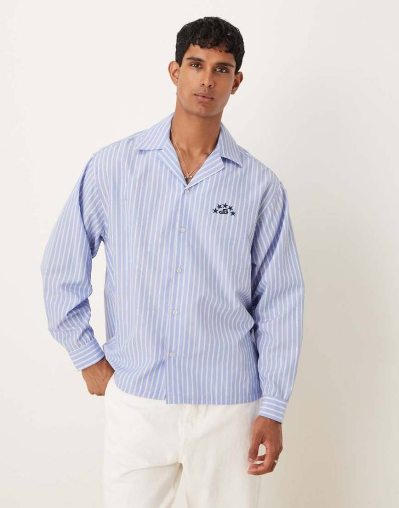 ASOS DESIGN - Langärmliges, gestreiftes Oversize-Hemd aus Baumwolle in Blau und Weiß mit Stickerei von ASOS DESIGN