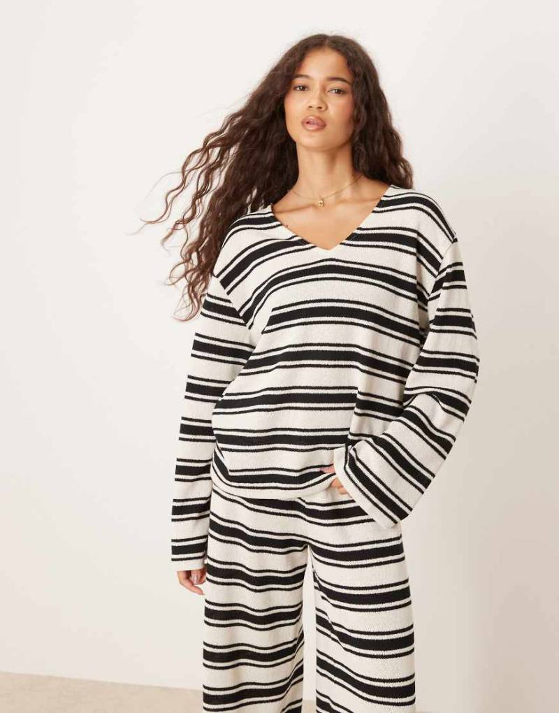 ASOS DESIGN - Langärmliges, gestreiftes Oversize-Shirt aus Strick in Schwarz-Weiß mit V-Ausschnitt, Kombiteil von ASOS DESIGN