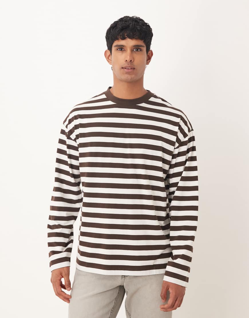 ASOS DESIGN - Langärmliges, gestreiftes Oversize-T-Shirt in Braun und Ecru-Brown von ASOS DESIGN