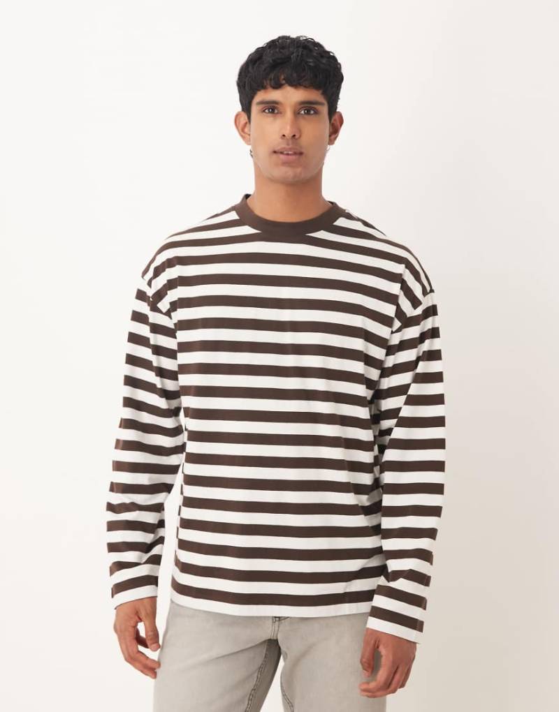 ASOS DESIGN - Langärmliges, gestreiftes Oversize-T-Shirt in Braun und Ecru-Brown von ASOS DESIGN