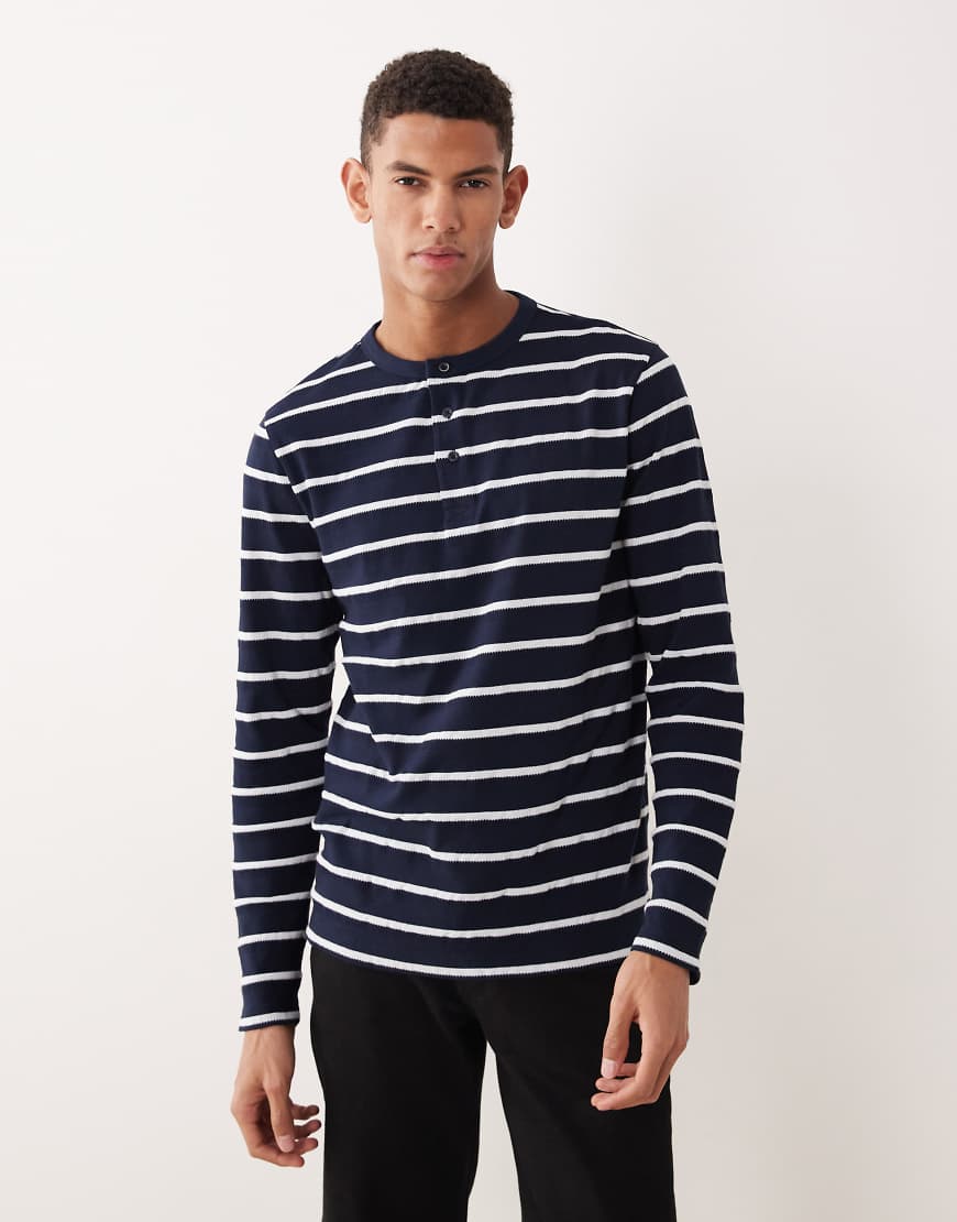 ASOS DESIGN - Langärmliges, gestreiftes Shirt in Marineblau und Weiß mit Henley-Ausschnitt von ASOS DESIGN