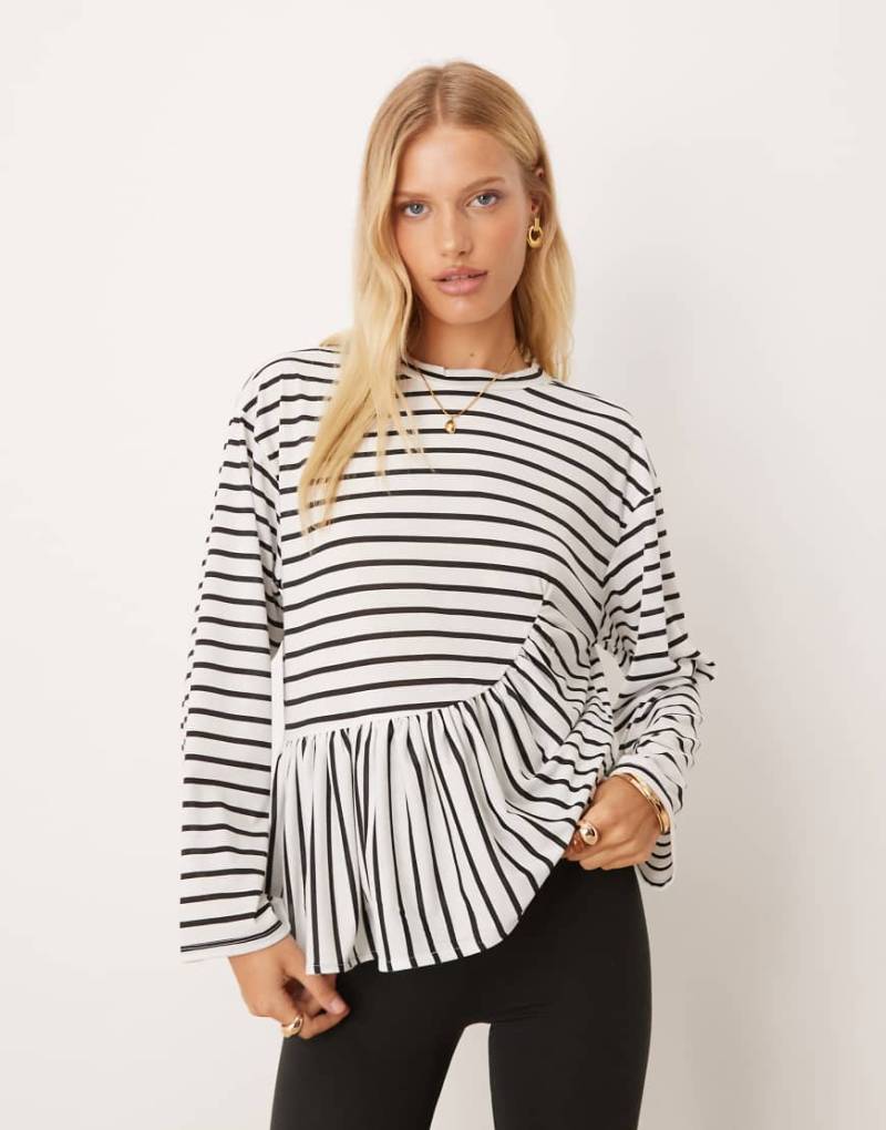 ASOS DESIGN - Langärmliges, gestreiftes Shirt in Schwarz und Weiß mit gerafftem Detail-Bunt von ASOS DESIGN