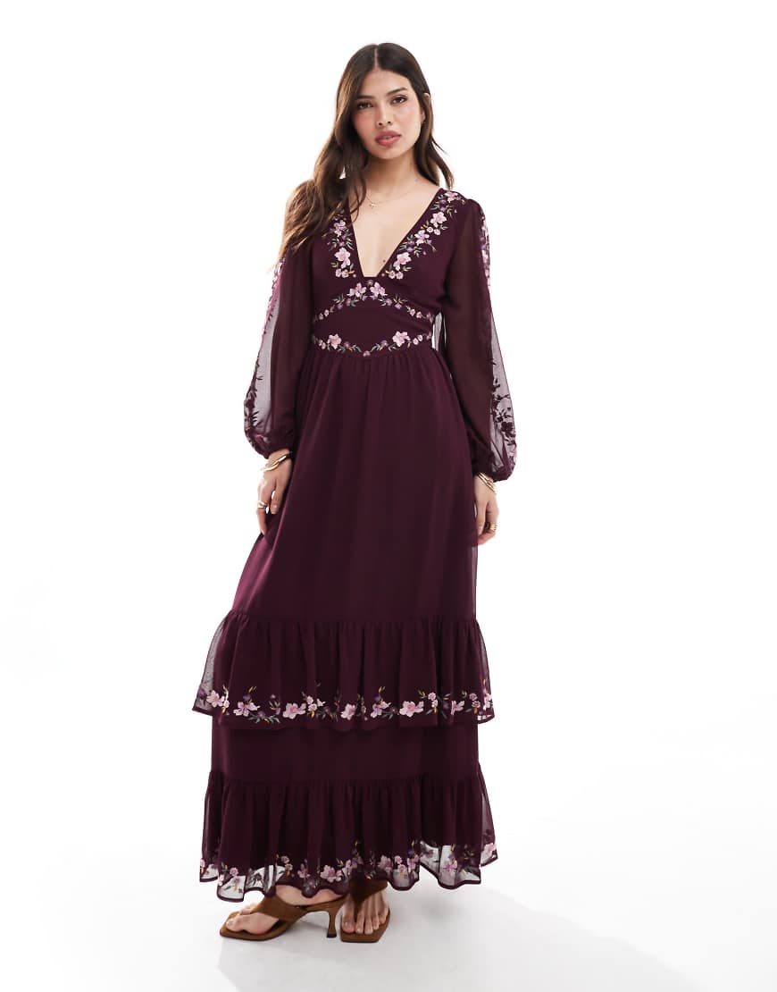 ASOS DESIGN - Langärmliges, gestuftes Maxikleid in Burgunderrot mit Stickerei und tiefem Ausschnitt-Bunt von ASOS DESIGN