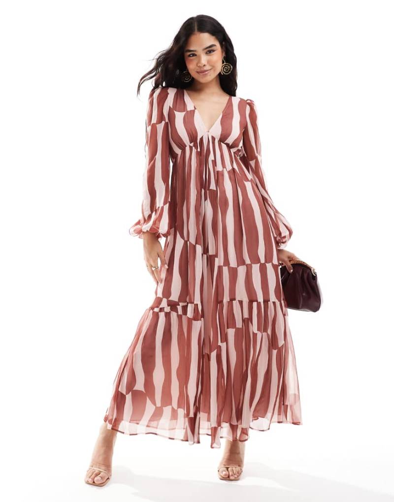 ASOS DESIGN - Langärmliges, gestuftes Maxikleid in Rostrot mit V-Ausschnitt und abstraktem Print-Bunt von ASOS DESIGN