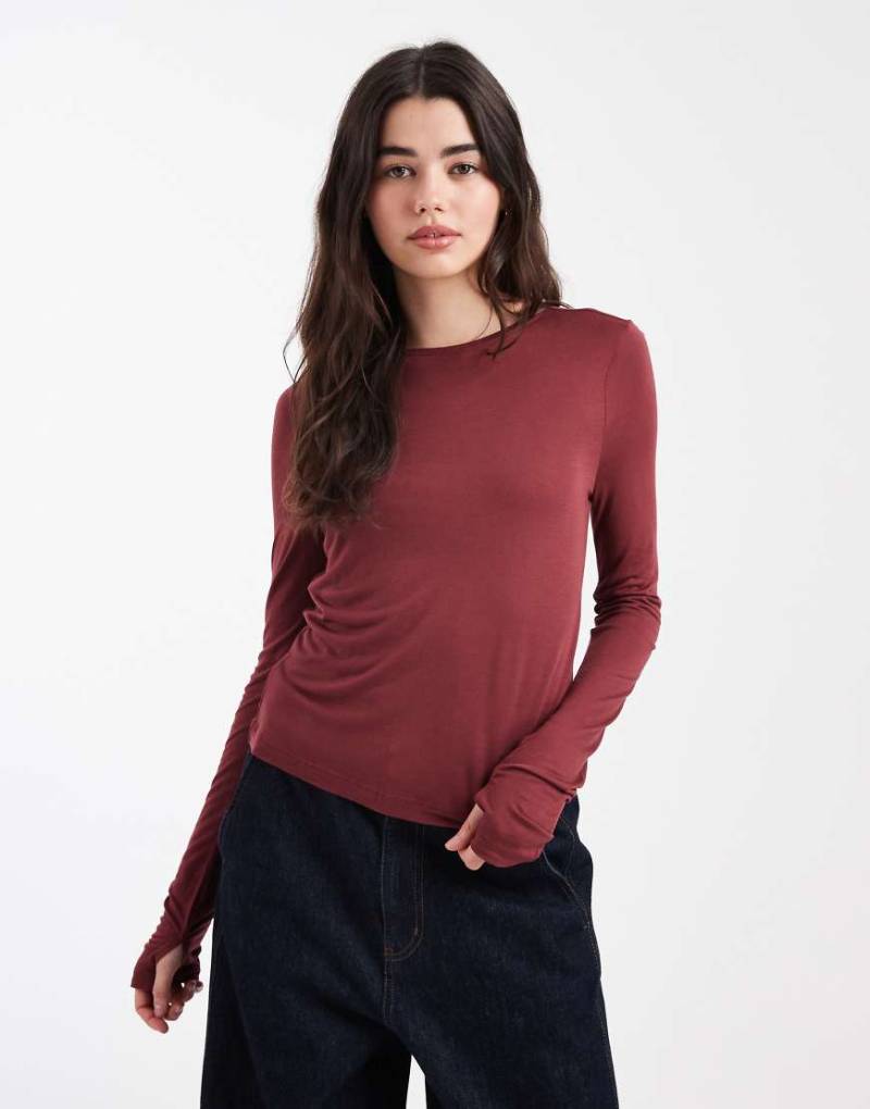 ASOS DESIGN - Langärmliges, halbtransparentes Oberteil in Beerenrot von ASOS DESIGN